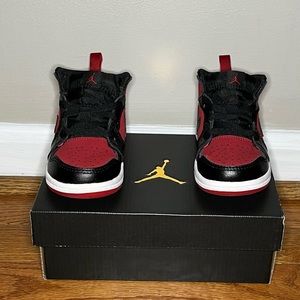 Jordan 1 Mid (Toddler 6c)
Gym Red Black